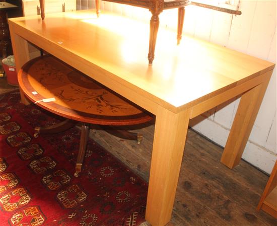 Light oak extending dining table(-)